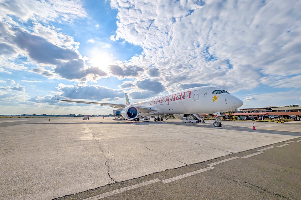 En etiopisk Airbus A350 900 parkerad på Zanzibar International Airport Tanzania