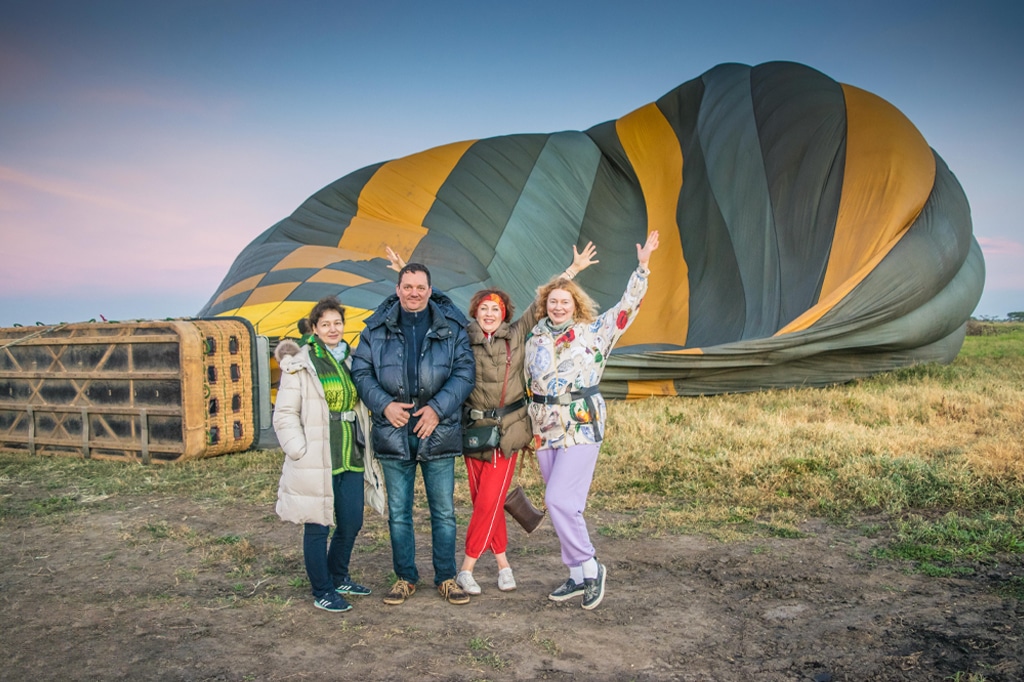 坦桑尼亚塞伦盖蒂热气球之旅的家庭游客