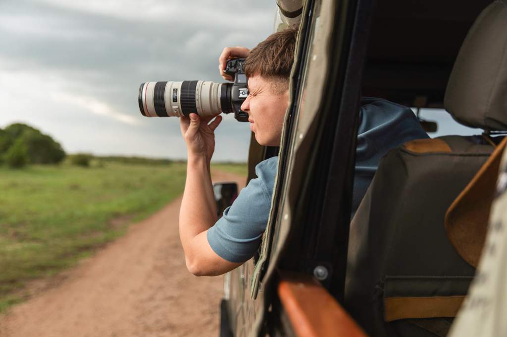 坦桑尼亚小男孩拍照