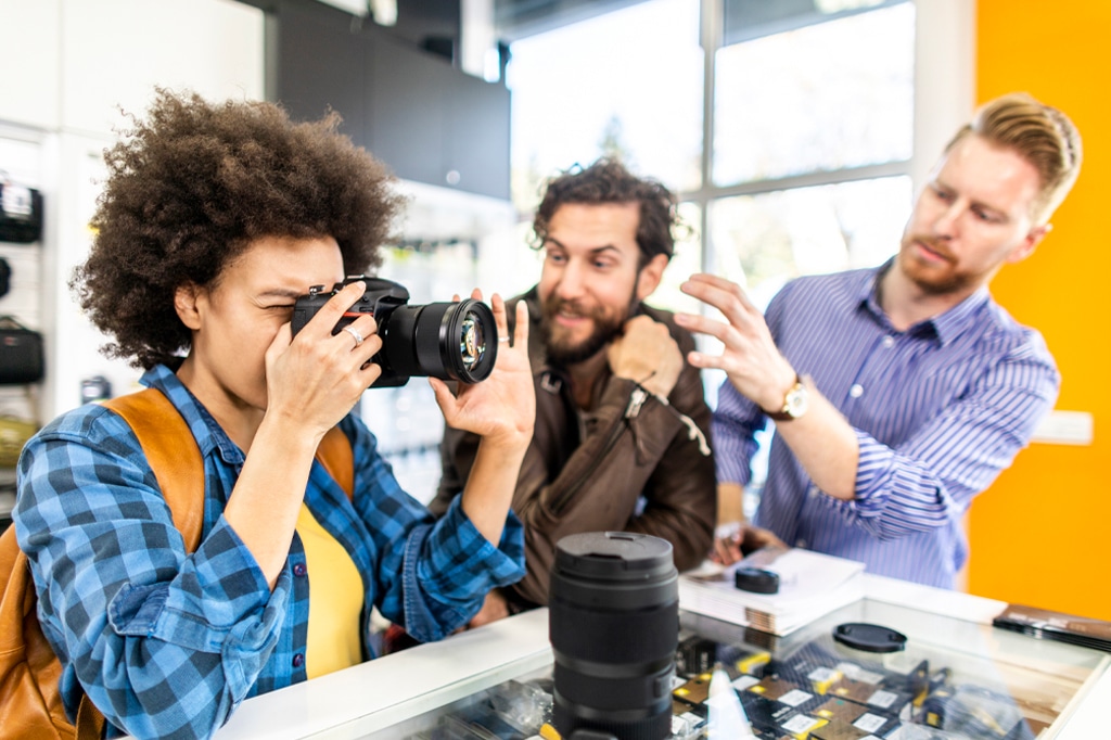 年轻女子测试租赁相机