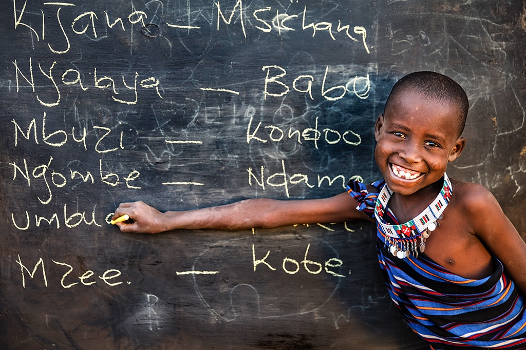 坦桑尼亚教斯瓦希里语的非洲小男孩