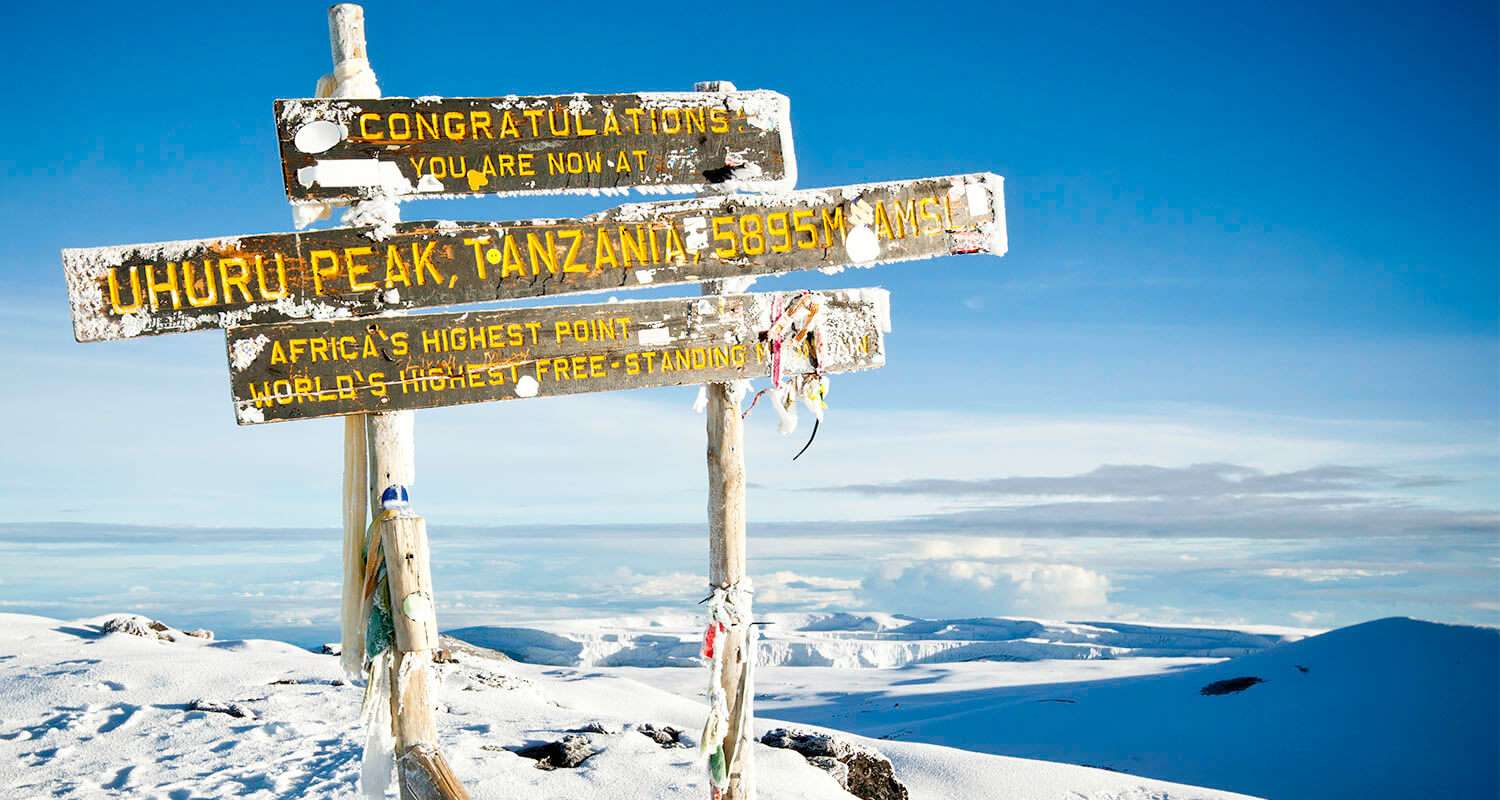 Monte kilimangiaro cartello frontale in alto