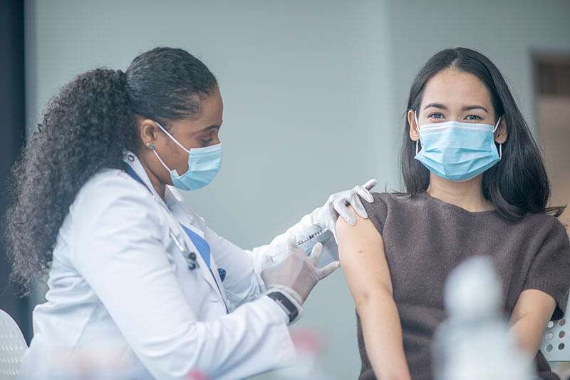 Vaccinaties: dame krijgt injectie