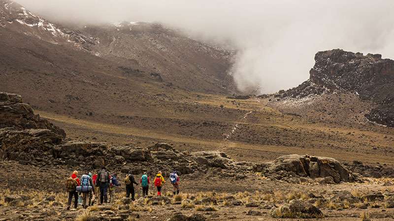 Escursionisti sul sentiero fino al kilimanjaro