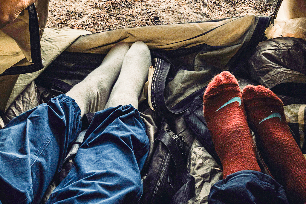 游客徒步袜帐篷坦桑尼亚 1 游客在帐篷内穿着徒步袜