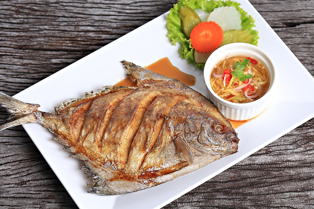 Eine Nahaufnahme von gebratenem Fisch, Tansania