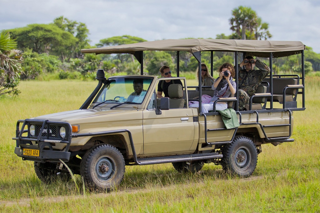 Een groep toeristen op een gamedrive in Katavi National Park, Tanzania
