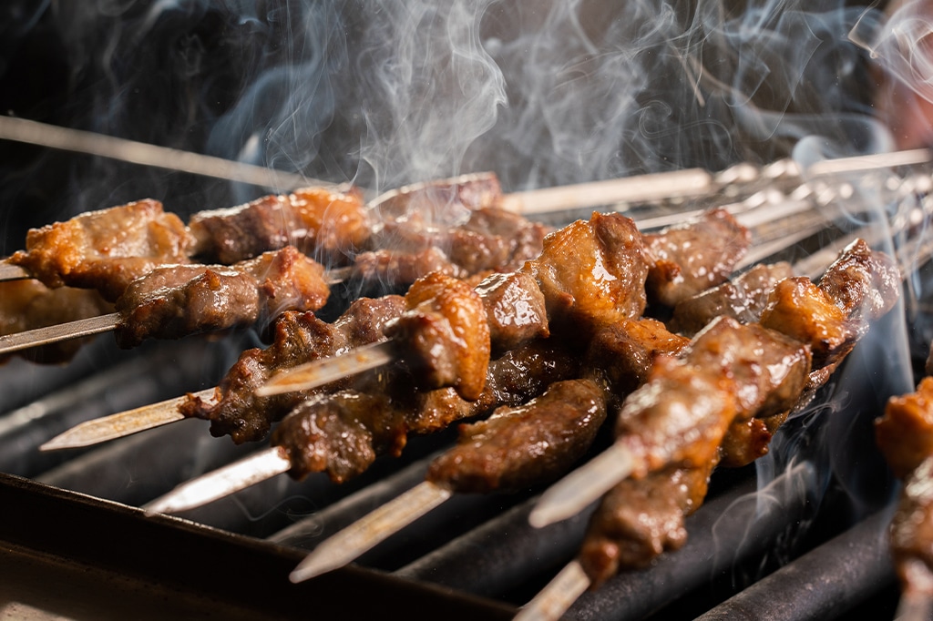 Nahaufnahme von Mishkaki auf dem Grill, Tansania