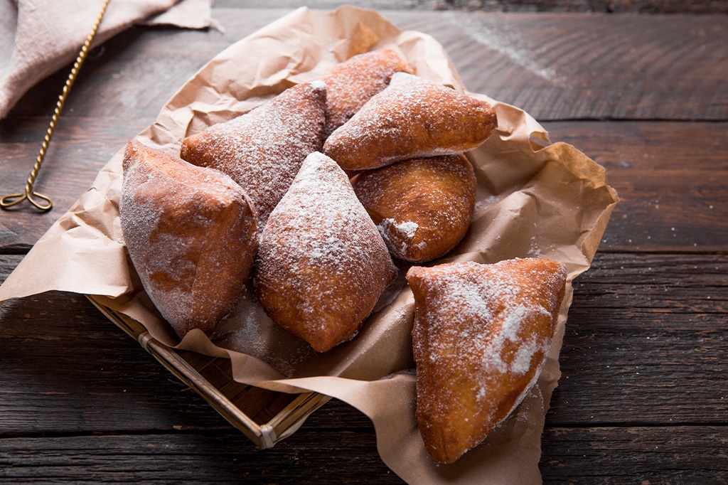 Top-Angle-Aufnahme von Tansania Street Food Mandazi