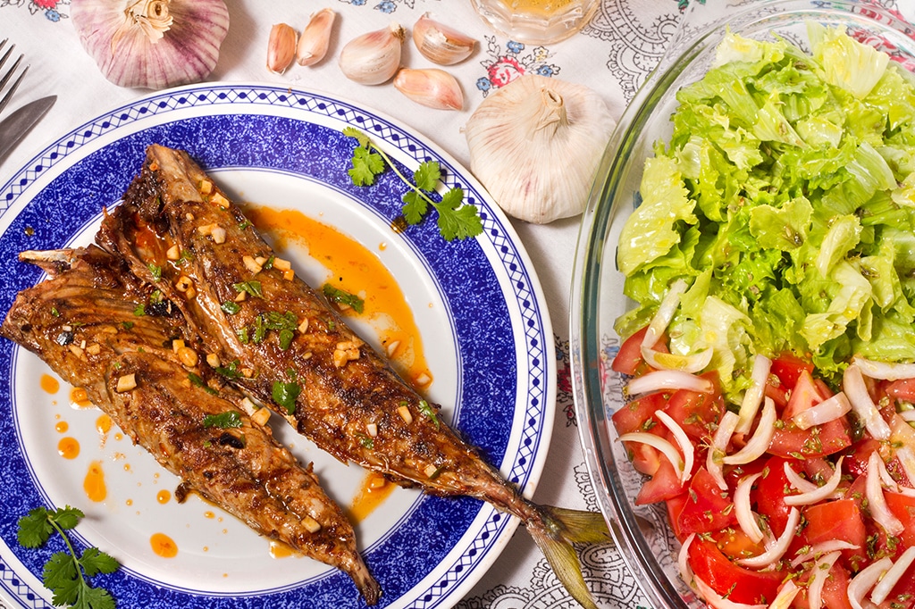 Draufsicht auf gebratenen Fisch, Tansania