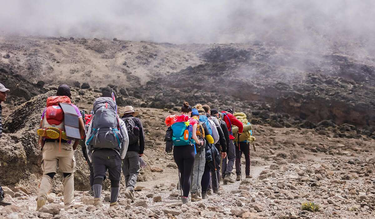 Wanderer steigen auf den Kilimandscharo