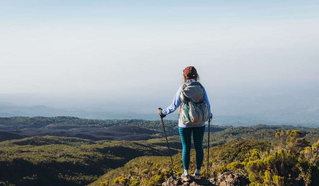 Tanzania - porta i bastoncini da trekking - 10 modi per migliorare la tua forma fisica per l'escursionismo sul Kilimanjaro