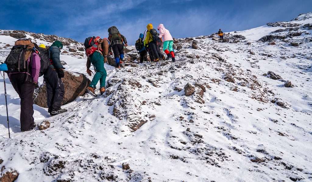 Tanzanie - personnes escaladant le Kilimandjaro - comment éviter les foules au Kilimandjaro