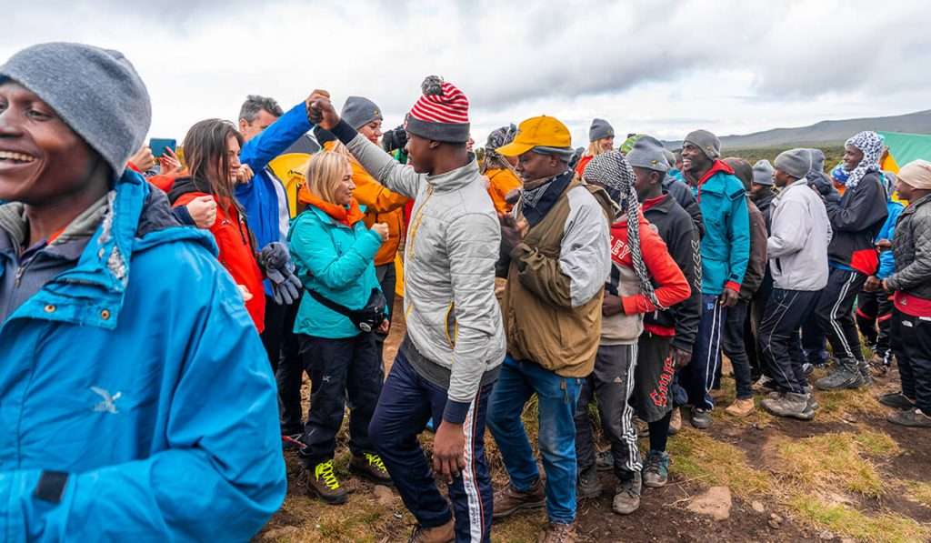 Tansania - kilimanjaro guide porters mountain chef 1 - Wie viel Trinkgeld sollte man in Tansania geben?