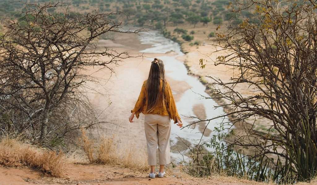 Meisje kijkt naar het adembenemende uitzicht op het Tarangire National Park