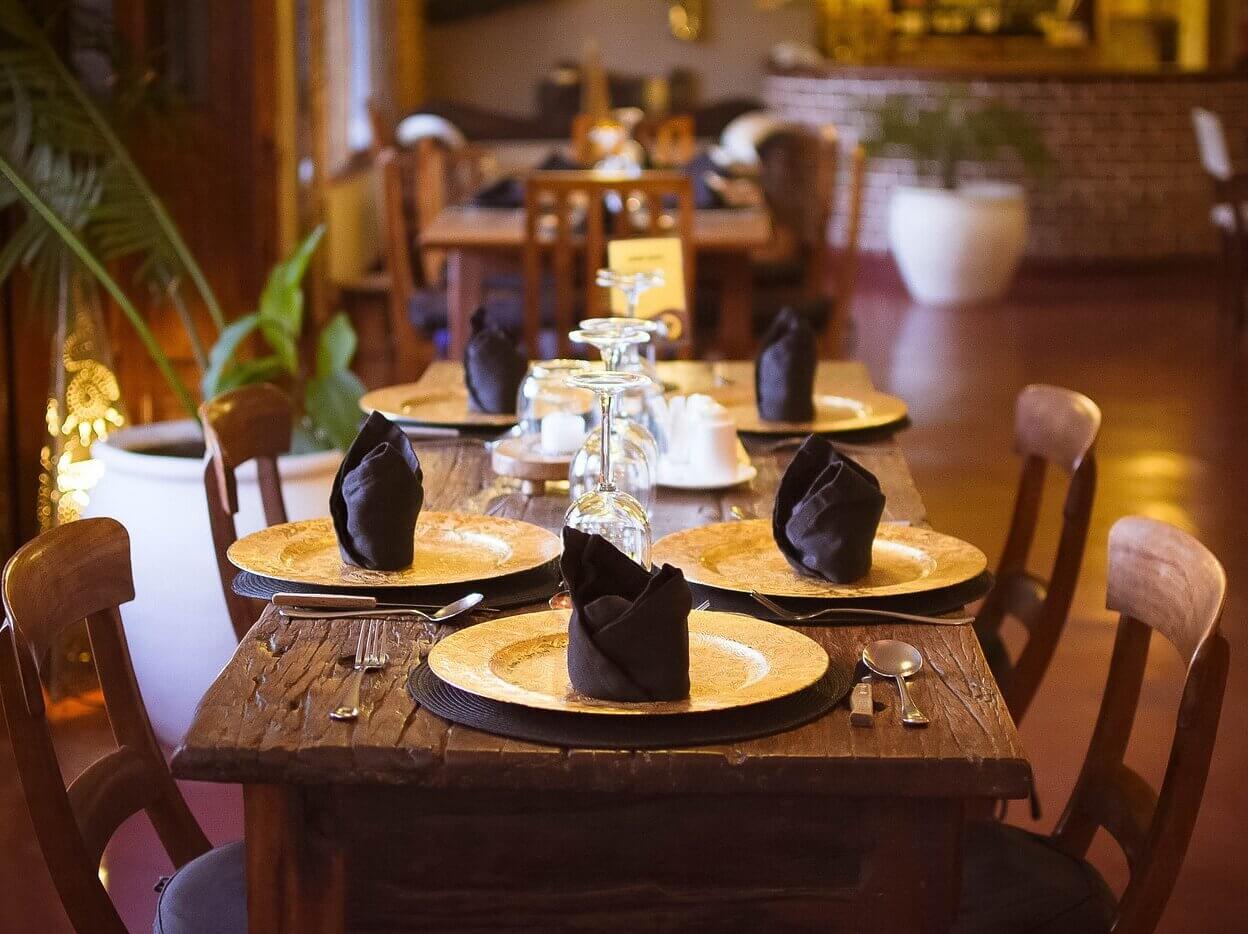 Dineren bij ilboru safari lodge - accommodatie in arusha - easy travel tanzania