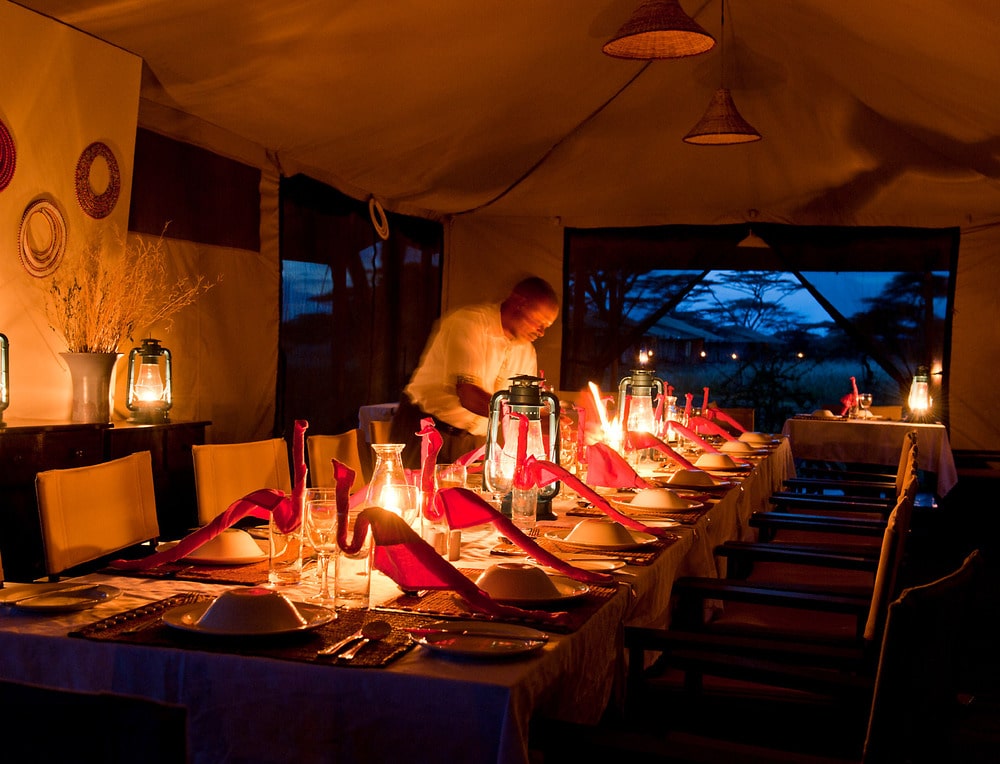 Cenar en ndutu bajo el campamento de tiendas de lona - alojamiento en ndutu- easy travel tanzania