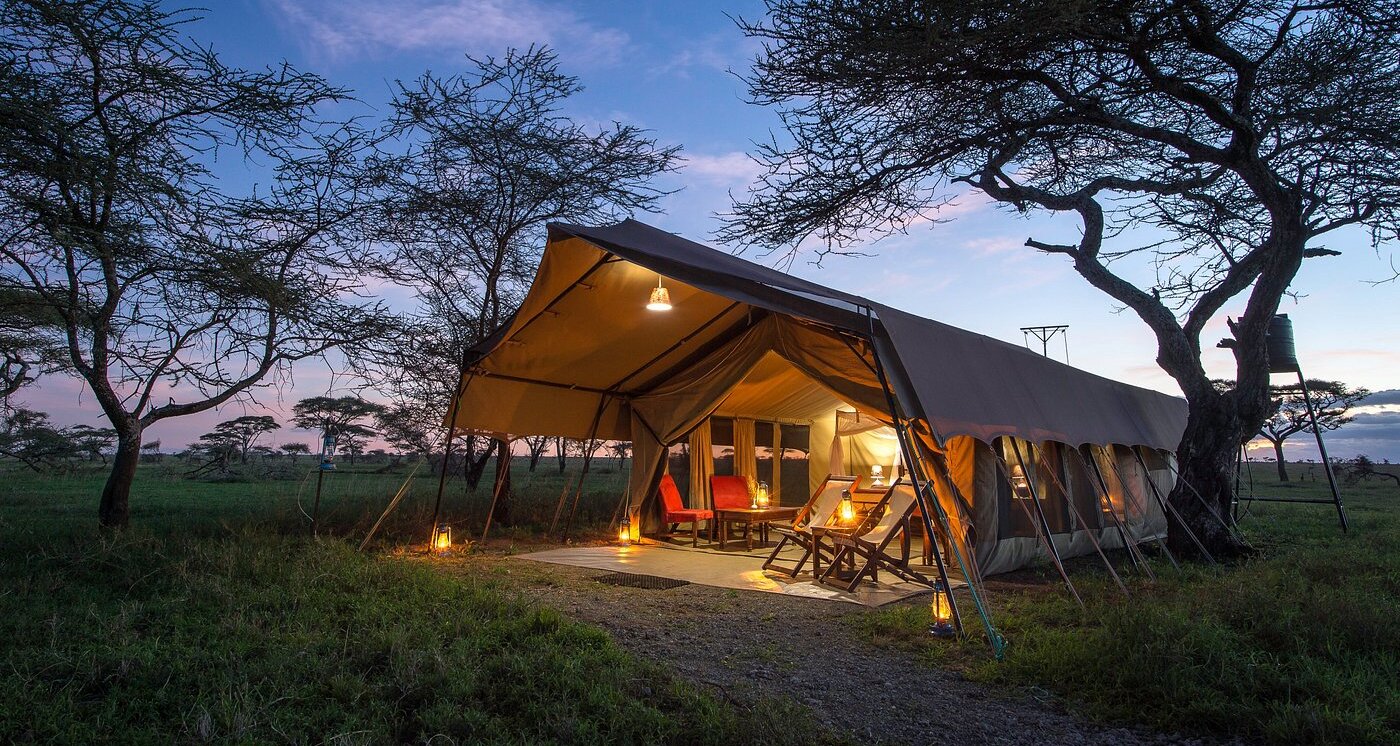<a href="https://www. Easytravel. Co. Tz/accommodation/serengeti-woodlands-camp/">campamento de los bosques del serengeti </a>