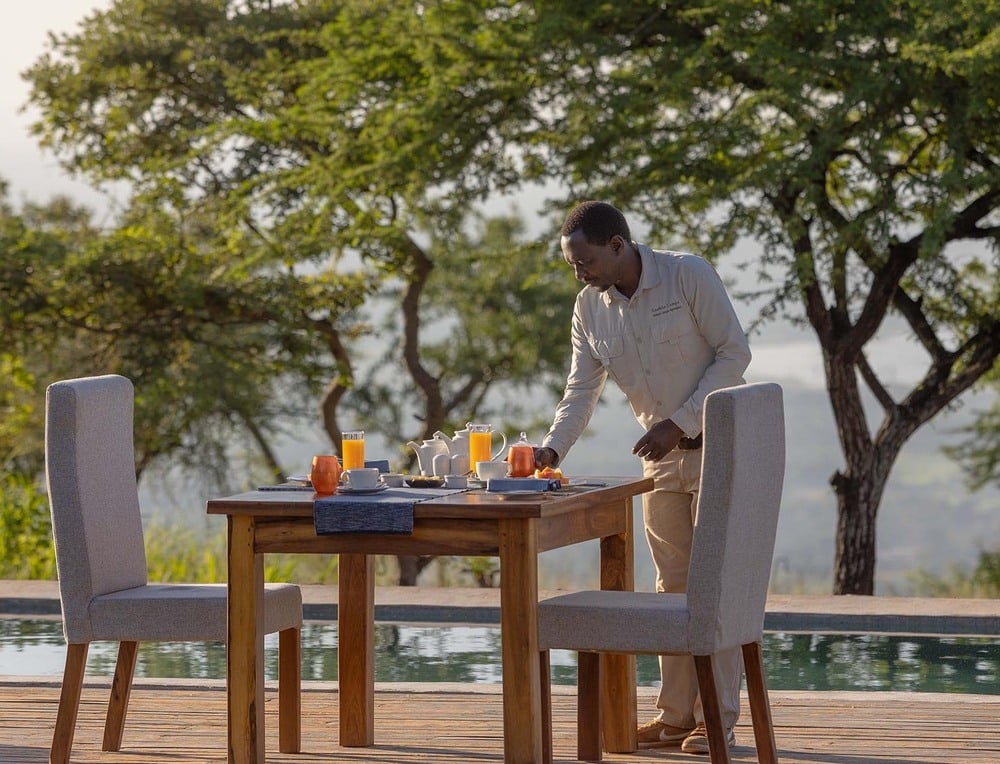 Pranzo al mandhari lodge - alloggio nel lago manyara - viaggio facile in tanzania