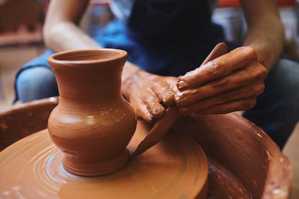 En närbild av traditionell lerkrukatillverkning i Tanzania