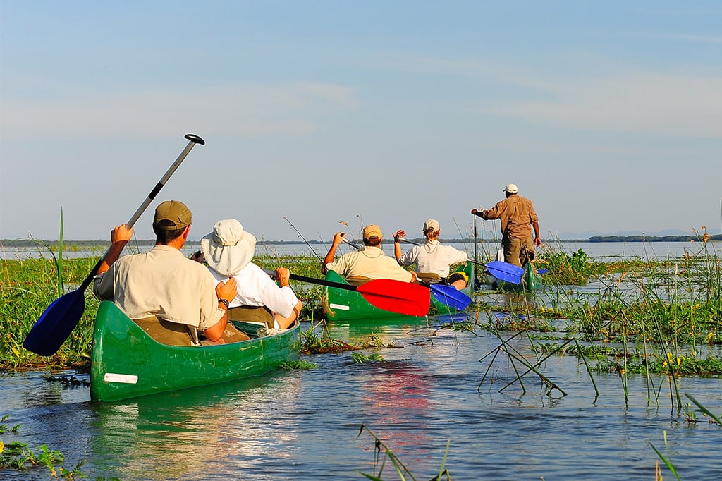 Een groep toeristen op een begeleide kanotocht in het Lake Manyara National Park, Tanzania