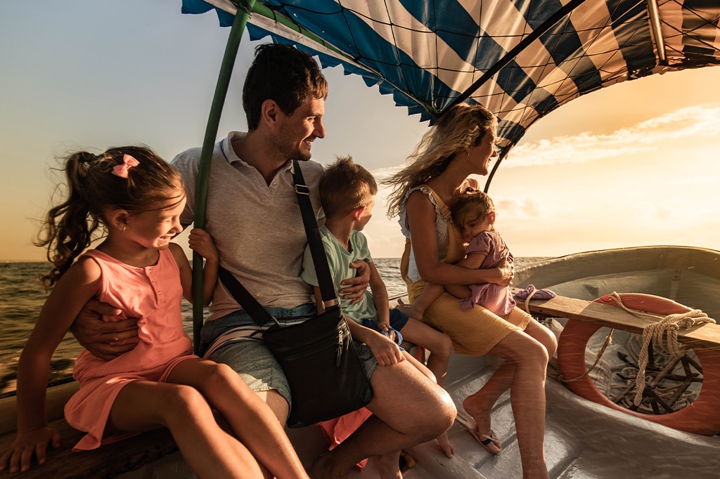En turistfamilj på en solnedgångskryssning i Mahalebergens nationalpark, Tanzania