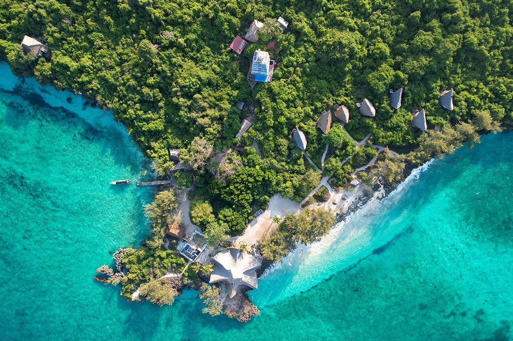 Вид с воздуха на коралловый парк острова Чумбе на Занзибаре