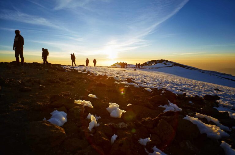 Bergsteiger auf dem Gipfel des Kilimandscharo über Machame