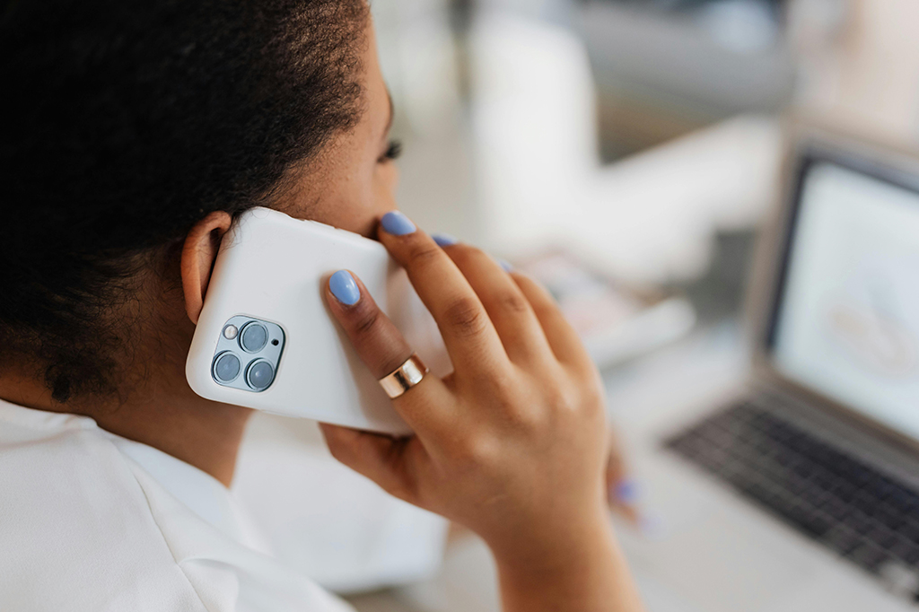 Nahaufnahme einer Frau am Telefon