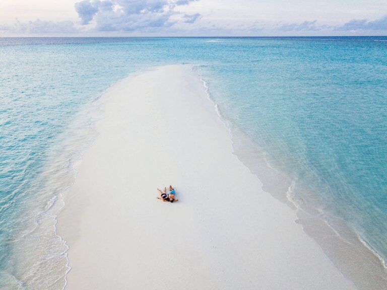 Couple allongé sur le banc de sable de la plage d'Uroa à Zanzibar