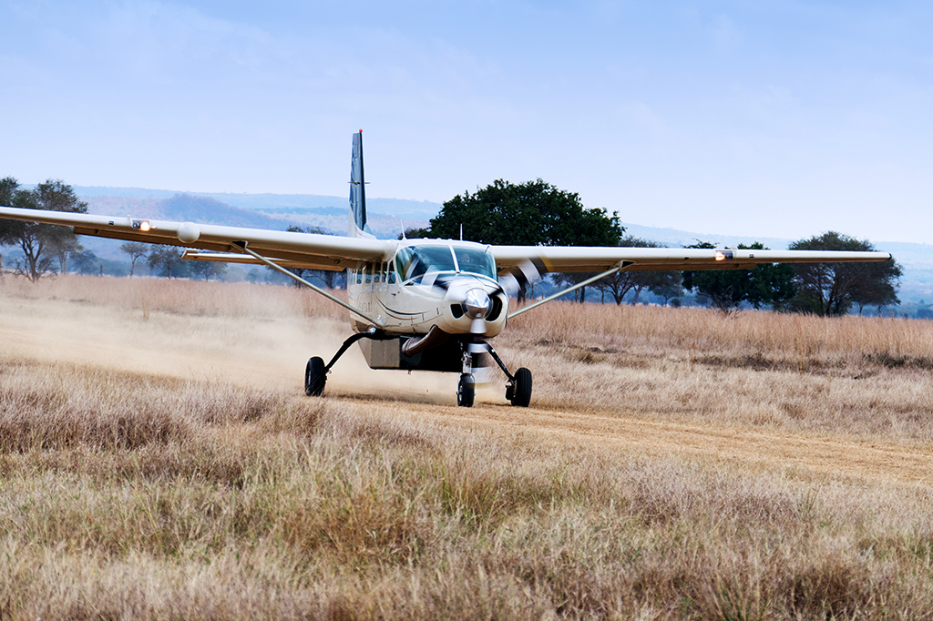 Самолет местных авиалиний приземлился в национальном парке Микуми, Танзания