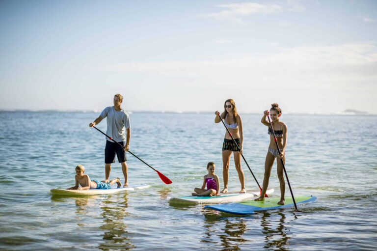 Paddleboarding in famiglia sulla spiaggia di Matemwe