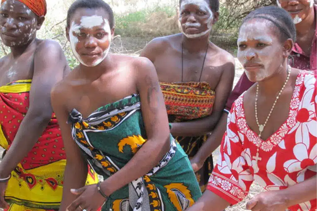 Hehe-stammen dansen Ruaha National Park Tanzania.jpg 1 Hehe-stammen dansen Ruaha National Park Tanzania.jpg 1