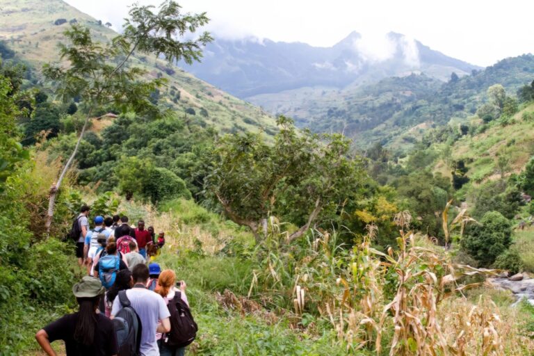 Senderismo en la montaña Uluguru en Morogoro