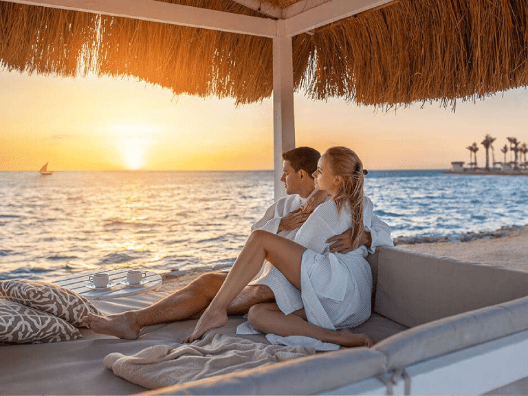 Tansania – Flitterwochen-Paar genießt wunderschönen Sonnenuntergang in Sansibar. Einfache Reise nach Tansania – Flitterwochen-Safari