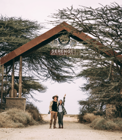 Tansania – Flitterwochenpaar im Serengeti-Nationalpark. Einfache Reise Tansania 1 – Flitterwochen-Safari