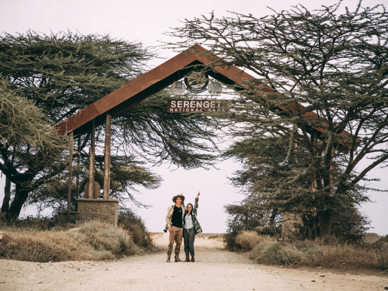 Tansania – Flitterwochenpaar im Serengeti-Nationalpark. Einfache Reise Tansania – Flitterwochen-Safari