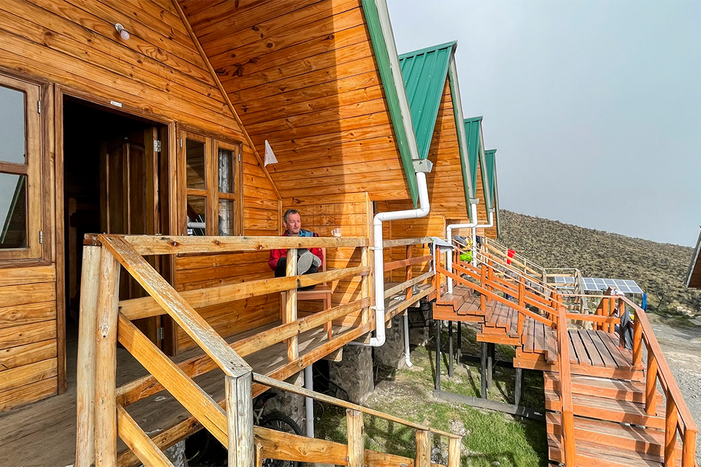 Ein Kilimandscharo-Wanderer entspannt sich in der Mandara-Hütte entlang der Marangu-Route in Tansania