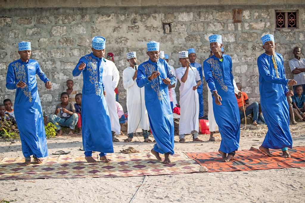La gente del posto vestita con abiti tradizionali esegue uno spettacolo di danza musicale, Zanzibar