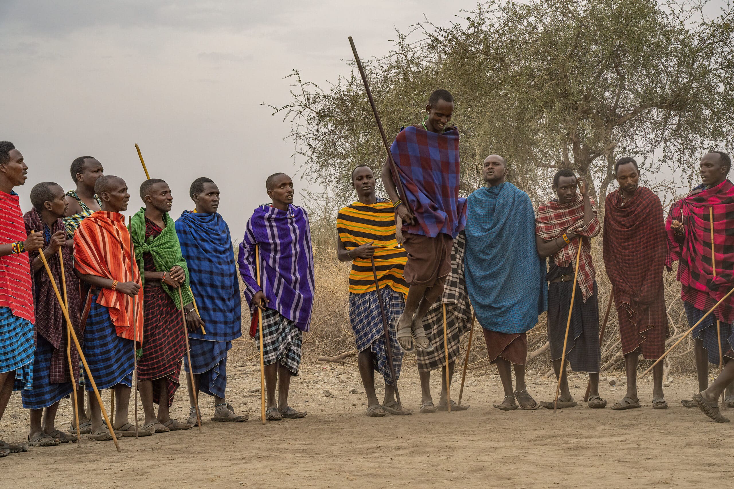 Maasai-mannen springen in Mto wa Mbu