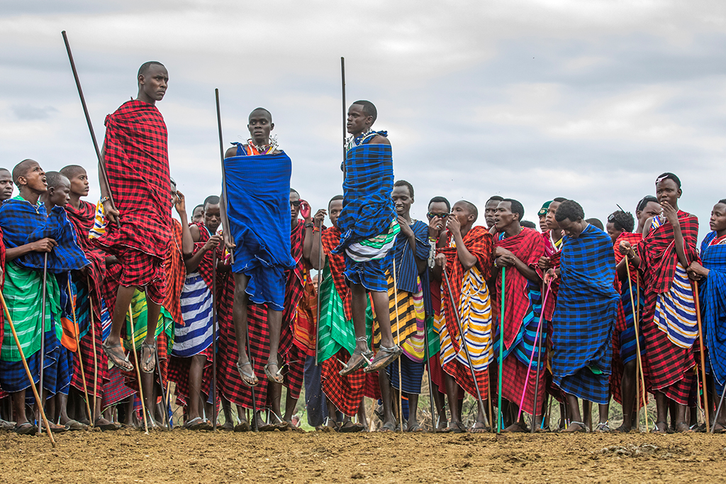 Guerrieri Masai che saltano a Ndutu, Tanzania