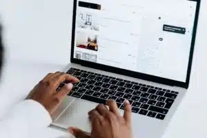 Recensioni di hotel che guardano l'uomo.jpg Recensioni di hotel che guardano l'uomo.jpg