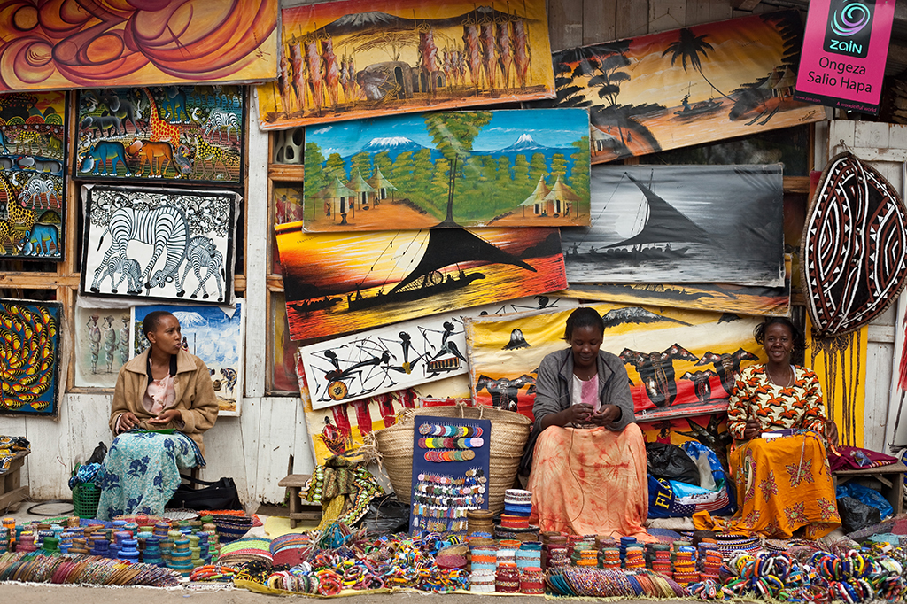 Bemalter Massai-Markt in Mto wa Mbu, Tansania