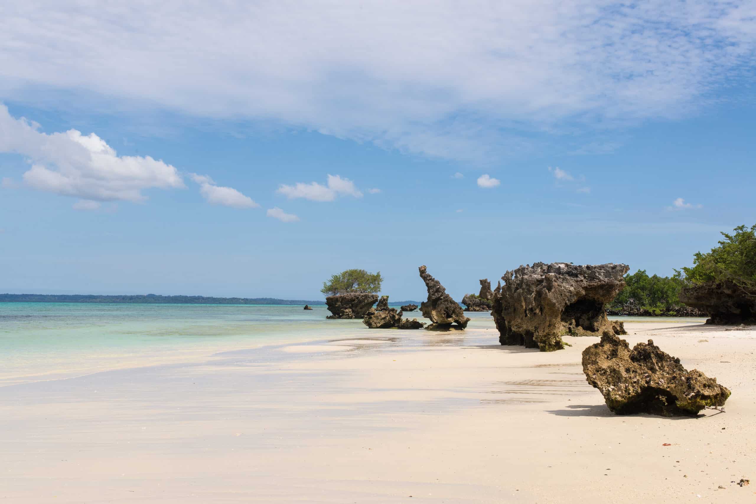 Ongerept wit zand dat zich uitstrekt langs de kustlijn van het eiland Pemba
