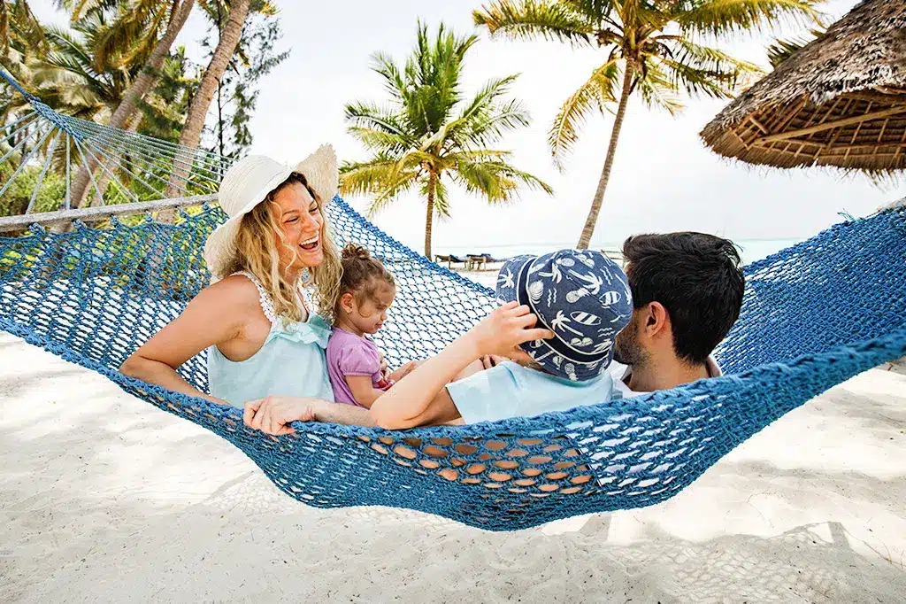 Familia relajada disfrutando de una hamaca en la playa de Fumba, Tanzania.jpg Familia relajada disfrutando de una hamaca en la playa de Fumba, Tanzania.jpg