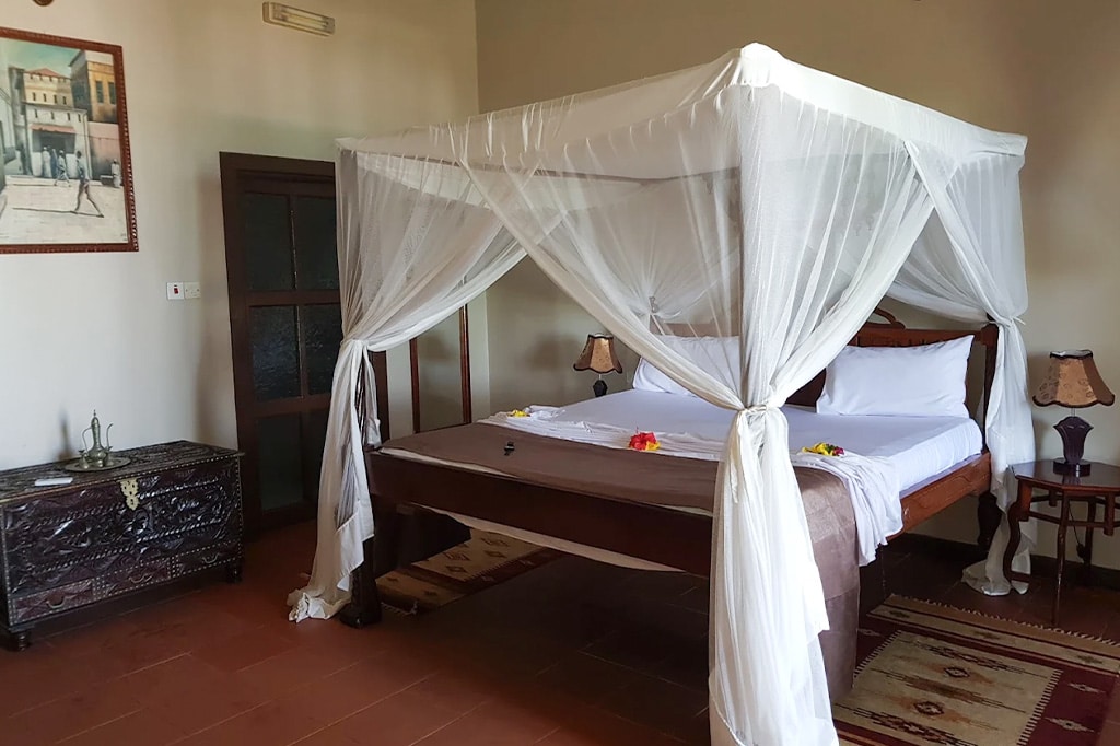 Zimmer im Arabian Nights Hotel, Tansania