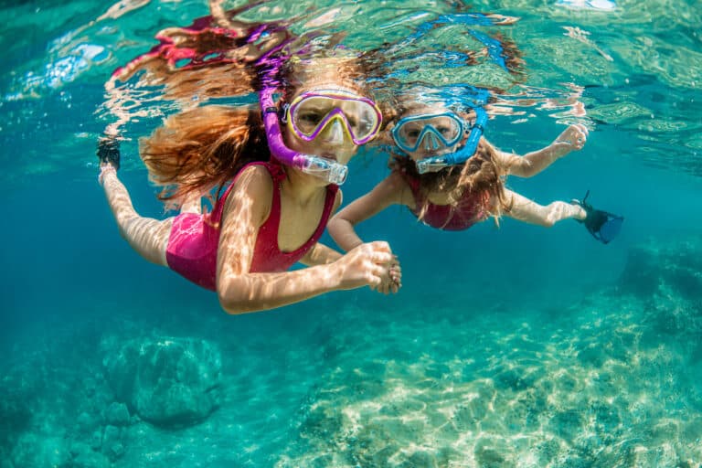 Niños haciendo snorkel en la isla de la mafia