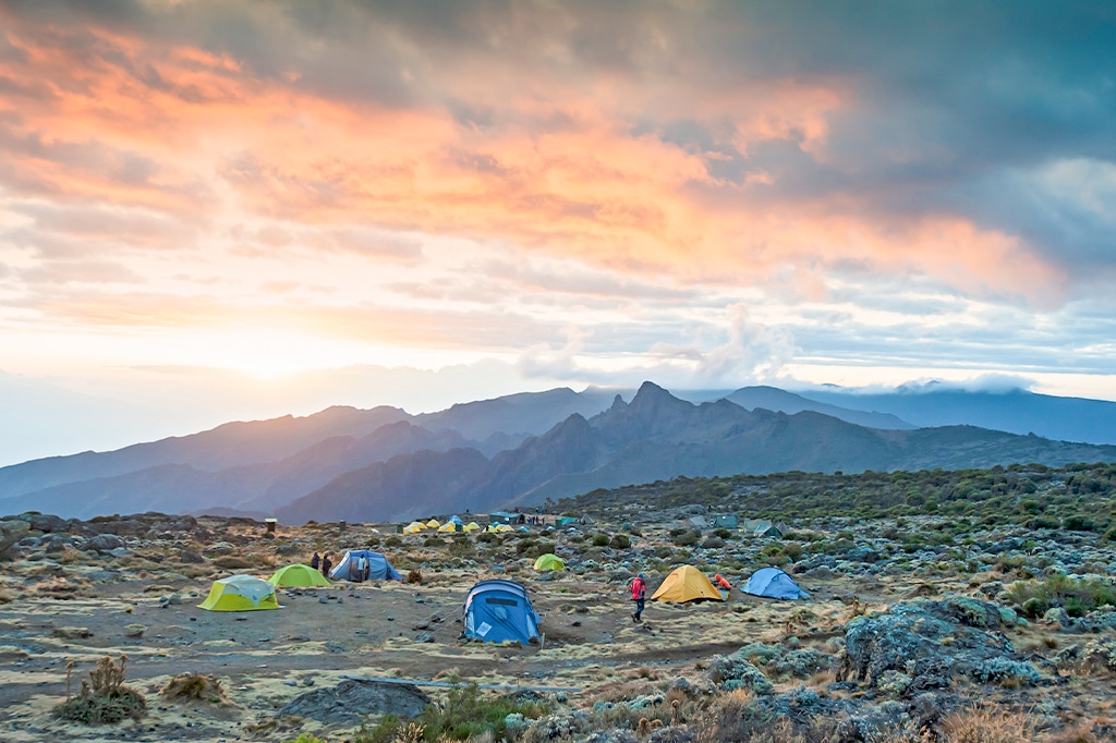 坦桑尼亚马查姆路线希拉营地的日落
