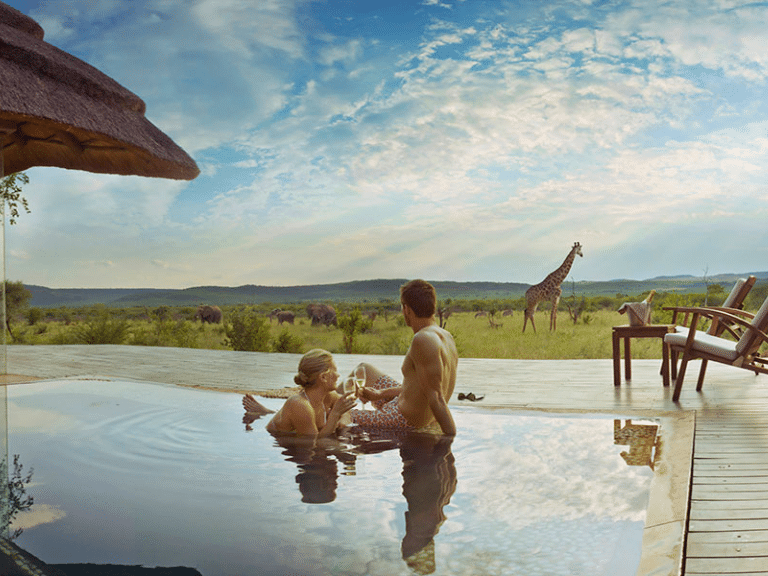 Tanzania - zwembad met uitzicht op dieren in het wild easy travel tanzania - huwelijksreis safari