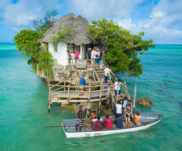 Das Rock Restaurant thront auf einem Felsen inmitten des Pingwe Beach